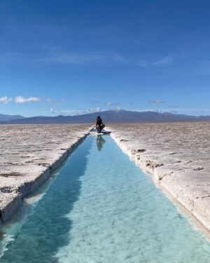 Colette Instagram - JOUR 9 : Lever du soleil au Salinas Grandes 

Départ à 04h45 depuis Tilcara pour Las Salinas Grandes. 
Après 1h45 de route, nous arrivons dans le désert pile poil au moment où le soleil a décidé de pointer le bout de son nez. Il n’y a personne d’autres que nous. 

Nous nous posons ensuite tranquillement et attendons 09h du matin l’arrivée des guides et l’ouverture officielle pour faire un tour en voiture. C’est la que nous découvrons les étendues d’eau au milieu du désert (dans les plus grandes se reflètent le ciel et les montagnes comme dans un miroir). 

Le soleil frappe fort, très fort et la réverbération est hyper présente, mais la visite vaut le détour. C’est à faire dans une vie et qui plus est à faire de bon matin, seul au milieu du désert, car il semble vous appartenir 🤍