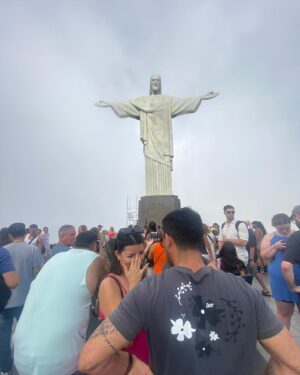 Colette Instagram - Jour 36 : Le Corcovado sous toutes ses formes.

Pour la petite histoire Cor co Vado signifie “Cœur, ou vais je ?”. On a eu la chance de le voir par tous les temps et sous tous les angles. On a de plus pris le tout premier train afin de ne pas avoir la foule et ça valait le coup de se lever ✨