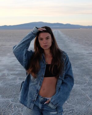 Colette Instagram - JOUR 9 : Lever du soleil au Salinas Grandes 

Départ à 04h45 depuis Tilcara pour Las Salinas Grandes. 
Après 1h45 de route, nous arrivons dans le désert pile poil au moment où le soleil a décidé de pointer le bout de son nez. Il n’y a personne d’autres que nous. 

Nous nous posons ensuite tranquillement et attendons 09h du matin l’arrivée des guides et l’ouverture officielle pour faire un tour en voiture. C’est la que nous découvrons les étendues d’eau au milieu du désert (dans les plus grandes se reflètent le ciel et les montagnes comme dans un miroir). 

Le soleil frappe fort, très fort et la réverbération est hyper présente, mais la visite vaut le détour. C’est à faire dans une vie et qui plus est à faire de bon matin, seul au milieu du désert, car il semble vous appartenir 🤍