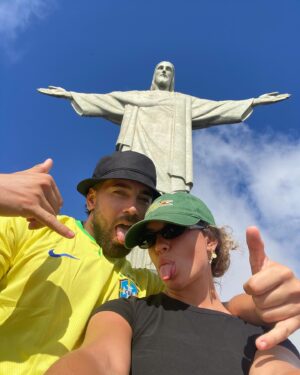 Colette Instagram - Jour 36 : Le Corcovado sous toutes ses formes.

Pour la petite histoire Cor co Vado signifie “Cœur, ou vais je ?”. On a eu la chance de le voir par tous les temps et sous tous les angles. On a de plus pris le tout premier train afin de ne pas avoir la foule et ça valait le coup de se lever ✨