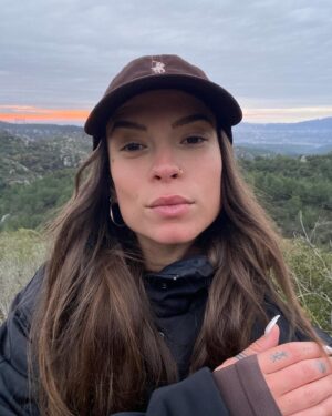 Colette Instagram - COMMENT AVOIR UNE BELLE PEAU ? 🌞

En tout cas qu’est ce qui a fonctionné pour ma part. Les premières photos ce sont celles de ma peau cette année (sans filtre, sans make-up) / La dernière photo c’est une photo rescapée d’une période où ma peau était pas au top DU TOUT (j’ai supprimé toutes les photos de cette période). 

Aujourd’hui, tout ça est derrière moi et je vais vous dire ce  que j’ai retenu : 

1/ Notre qualité de peau dépend de ce qu’on mange et de ce qu’on boit (le gras, le sucre, l’alcool consommé à outrance donne des boutons). Je vous avoue que quand j’ai compris ça, que j’ai réduit ma consommation de Nutella, arrêté complètement le saucisson (choix personnel) et arrêté l’alcool tous les week end (aujourd’hui je bois un verre tous les 3 mois) ma peau a eu un glow impressionnant. C’est aussi extrêmement important de boire de l’eau en quantité suffisante pour votre hydratation.

2/ La pollution a un effet néfaste sur votre peau. Ma peau n’a jamais été aussi remplie de petits boutons que quand j’ai vécu à Paris ou que je faisais du scoot dans les grandes villes de Bali. Pour pallier à ça j’ai arrêté de sauter l’étape nettoyage, gommage et j’ai utilisé un sérum antipollution. 

3/ Rien de mieux que le naturel. Personnellement je déteste les routines avec 200 produits de toutes les marques possibles et imaginables. En plus la plupart des bienfaits vantés sont juste des arguments marketing. 
@aromazone_officiel une base aloe Vera, quelques gouttes de tea tree, de lavande et éventuellement de Palmarosa et le tour est joué (à appliquer le soir). Pour la journée vous partez sur une crème hydratante, celle que vous voulez car même quand on a des boutons, une peau grasse, il faut hydrater sa peau (c’est parfois même le manque d’hydratation qui cause des boutons). 
⚠️ Si on a de vrais problèmes de peau on consulte un dermatologue qui vous prescrira un traitement efficace ⚠️

4/ Le make up c’est pas ma tasse de thé (et ce n’est que mon avis personnel). Mais je suis intimement convaincue que notre peau est pas censée être étouffée par du fond de teint. Alors une crème teintée hydratante, spf fait l’affaire. Chouchoutez votre peau et votre visage, le cachez pas 💛