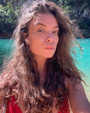 Colette Instagram - COMMENT AVOIR UNE BELLE PEAU ? 🌞

En tout cas qu’est ce qui a fonctionné pour ma part. Les premières photos ce sont celles de ma peau cette année (sans filtre, sans make-up) / La dernière photo c’est une photo rescapée d’une période où ma peau était pas au top DU TOUT (j’ai supprimé toutes les photos de cette période). 

Aujourd’hui, tout ça est derrière moi et je vais vous dire ce  que j’ai retenu : 

1/ Notre qualité de peau dépend de ce qu’on mange et de ce qu’on boit (le gras, le sucre, l’alcool consommé à outrance donne des boutons). Je vous avoue que quand j’ai compris ça, que j’ai réduit ma consommation de Nutella, arrêté complètement le saucisson (choix personnel) et arrêté l’alcool tous les week end (aujourd’hui je bois un verre tous les 3 mois) ma peau a eu un glow impressionnant. C’est aussi extrêmement important de boire de l’eau en quantité suffisante pour votre hydratation.

2/ La pollution a un effet néfaste sur votre peau. Ma peau n’a jamais été aussi remplie de petits boutons que quand j’ai vécu à Paris ou que je faisais du scoot dans les grandes villes de Bali. Pour pallier à ça j’ai arrêté de sauter l’étape nettoyage, gommage et j’ai utilisé un sérum antipollution. 

3/ Rien de mieux que le naturel. Personnellement je déteste les routines avec 200 produits de toutes les marques possibles et imaginables. En plus la plupart des bienfaits vantés sont juste des arguments marketing. 
@aromazone_officiel une base aloe Vera, quelques gouttes de tea tree, de lavande et éventuellement de Palmarosa et le tour est joué (à appliquer le soir). Pour la journée vous partez sur une crème hydratante, celle que vous voulez car même quand on a des boutons, une peau grasse, il faut hydrater sa peau (c’est parfois même le manque d’hydratation qui cause des boutons). 
⚠️ Si on a de vrais problèmes de peau on consulte un dermatologue qui vous prescrira un traitement efficace ⚠️

4/ Le make up c’est pas ma tasse de thé (et ce n’est que mon avis personnel). Mais je suis intimement convaincue que notre peau est pas censée être étouffée par du fond de teint. Alors une crème teintée hydratante, spf fait l’affaire. Chouchoutez votre peau et votre visage, le cachez pas 💛