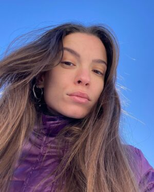Colette Instagram - COMMENT AVOIR UNE BELLE PEAU ? 🌞

En tout cas qu’est ce qui a fonctionné pour ma part. Les premières photos ce sont celles de ma peau cette année (sans filtre, sans make-up) / La dernière photo c’est une photo rescapée d’une période où ma peau était pas au top DU TOUT (j’ai supprimé toutes les photos de cette période). 

Aujourd’hui, tout ça est derrière moi et je vais vous dire ce  que j’ai retenu : 

1/ Notre qualité de peau dépend de ce qu’on mange et de ce qu’on boit (le gras, le sucre, l’alcool consommé à outrance donne des boutons). Je vous avoue que quand j’ai compris ça, que j’ai réduit ma consommation de Nutella, arrêté complètement le saucisson (choix personnel) et arrêté l’alcool tous les week end (aujourd’hui je bois un verre tous les 3 mois) ma peau a eu un glow impressionnant. C’est aussi extrêmement important de boire de l’eau en quantité suffisante pour votre hydratation.

2/ La pollution a un effet néfaste sur votre peau. Ma peau n’a jamais été aussi remplie de petits boutons que quand j’ai vécu à Paris ou que je faisais du scoot dans les grandes villes de Bali. Pour pallier à ça j’ai arrêté de sauter l’étape nettoyage, gommage et j’ai utilisé un sérum antipollution. 

3/ Rien de mieux que le naturel. Personnellement je déteste les routines avec 200 produits de toutes les marques possibles et imaginables. En plus la plupart des bienfaits vantés sont juste des arguments marketing. 
@aromazone_officiel une base aloe Vera, quelques gouttes de tea tree, de lavande et éventuellement de Palmarosa et le tour est joué (à appliquer le soir). Pour la journée vous partez sur une crème hydratante, celle que vous voulez car même quand on a des boutons, une peau grasse, il faut hydrater sa peau (c’est parfois même le manque d’hydratation qui cause des boutons). 
⚠️ Si on a de vrais problèmes de peau on consulte un dermatologue qui vous prescrira un traitement efficace ⚠️

4/ Le make up c’est pas ma tasse de thé (et ce n’est que mon avis personnel). Mais je suis intimement convaincue que notre peau est pas censée être étouffée par du fond de teint. Alors une crème teintée hydratante, spf fait l’affaire. Chouchoutez votre peau et votre visage, le cachez pas 💛