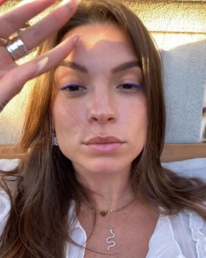 Colette Instagram - Jour 30 : Derniers “brunette” selfies. 

Oui oui je passe au blond ce soir après au moins 5 ans sans avoir touché à mes cheveux 😭😭😭😭 Est ce que c’est une bonne idée ? Je sais pas encore, mais il vous reste 2h pour m’en dissuader.