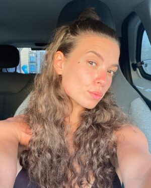 Colette Instagram - COMMENT AVOIR UNE BELLE PEAU ? 🌞

En tout cas qu’est ce qui a fonctionné pour ma part. Les premières photos ce sont celles de ma peau cette année (sans filtre, sans make-up) / La dernière photo c’est une photo rescapée d’une période où ma peau était pas au top DU TOUT (j’ai supprimé toutes les photos de cette période). 

Aujourd’hui, tout ça est derrière moi et je vais vous dire ce  que j’ai retenu : 

1/ Notre qualité de peau dépend de ce qu’on mange et de ce qu’on boit (le gras, le sucre, l’alcool consommé à outrance donne des boutons). Je vous avoue que quand j’ai compris ça, que j’ai réduit ma consommation de Nutella, arrêté complètement le saucisson (choix personnel) et arrêté l’alcool tous les week end (aujourd’hui je bois un verre tous les 3 mois) ma peau a eu un glow impressionnant. C’est aussi extrêmement important de boire de l’eau en quantité suffisante pour votre hydratation.

2/ La pollution a un effet néfaste sur votre peau. Ma peau n’a jamais été aussi remplie de petits boutons que quand j’ai vécu à Paris ou que je faisais du scoot dans les grandes villes de Bali. Pour pallier à ça j’ai arrêté de sauter l’étape nettoyage, gommage et j’ai utilisé un sérum antipollution. 

3/ Rien de mieux que le naturel. Personnellement je déteste les routines avec 200 produits de toutes les marques possibles et imaginables. En plus la plupart des bienfaits vantés sont juste des arguments marketing. 
@aromazone_officiel une base aloe Vera, quelques gouttes de tea tree, de lavande et éventuellement de Palmarosa et le tour est joué (à appliquer le soir). Pour la journée vous partez sur une crème hydratante, celle que vous voulez car même quand on a des boutons, une peau grasse, il faut hydrater sa peau (c’est parfois même le manque d’hydratation qui cause des boutons). 
⚠️ Si on a de vrais problèmes de peau on consulte un dermatologue qui vous prescrira un traitement efficace ⚠️

4/ Le make up c’est pas ma tasse de thé (et ce n’est que mon avis personnel). Mais je suis intimement convaincue que notre peau est pas censée être étouffée par du fond de teint. Alors une crème teintée hydratante, spf fait l’affaire. Chouchoutez votre peau et votre visage, le cachez pas 💛