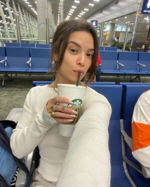 Colette Instagram - Jour 30 : Derniers “brunette” selfies. 

Oui oui je passe au blond ce soir après au moins 5 ans sans avoir touché à mes cheveux 😭😭😭😭 Est ce que c’est une bonne idée ? Je sais pas encore, mais il vous reste 2h pour m’en dissuader.