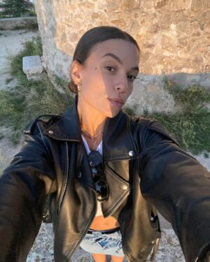 Colette Instagram - COMMENT AVOIR UNE BELLE PEAU ? 🌞

En tout cas qu’est ce qui a fonctionné pour ma part. Les premières photos ce sont celles de ma peau cette année (sans filtre, sans make-up) / La dernière photo c’est une photo rescapée d’une période où ma peau était pas au top DU TOUT (j’ai supprimé toutes les photos de cette période). 

Aujourd’hui, tout ça est derrière moi et je vais vous dire ce  que j’ai retenu : 

1/ Notre qualité de peau dépend de ce qu’on mange et de ce qu’on boit (le gras, le sucre, l’alcool consommé à outrance donne des boutons). Je vous avoue que quand j’ai compris ça, que j’ai réduit ma consommation de Nutella, arrêté complètement le saucisson (choix personnel) et arrêté l’alcool tous les week end (aujourd’hui je bois un verre tous les 3 mois) ma peau a eu un glow impressionnant. C’est aussi extrêmement important de boire de l’eau en quantité suffisante pour votre hydratation.

2/ La pollution a un effet néfaste sur votre peau. Ma peau n’a jamais été aussi remplie de petits boutons que quand j’ai vécu à Paris ou que je faisais du scoot dans les grandes villes de Bali. Pour pallier à ça j’ai arrêté de sauter l’étape nettoyage, gommage et j’ai utilisé un sérum antipollution. 

3/ Rien de mieux que le naturel. Personnellement je déteste les routines avec 200 produits de toutes les marques possibles et imaginables. En plus la plupart des bienfaits vantés sont juste des arguments marketing. 
@aromazone_officiel une base aloe Vera, quelques gouttes de tea tree, de lavande et éventuellement de Palmarosa et le tour est joué (à appliquer le soir). Pour la journée vous partez sur une crème hydratante, celle que vous voulez car même quand on a des boutons, une peau grasse, il faut hydrater sa peau (c’est parfois même le manque d’hydratation qui cause des boutons). 
⚠️ Si on a de vrais problèmes de peau on consulte un dermatologue qui vous prescrira un traitement efficace ⚠️

4/ Le make up c’est pas ma tasse de thé (et ce n’est que mon avis personnel). Mais je suis intimement convaincue que notre peau est pas censée être étouffée par du fond de teint. Alors une crème teintée hydratante, spf fait l’affaire. Chouchoutez votre peau et votre visage, le cachez pas 💛