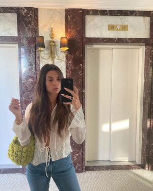 Colette Instagram - Jour 30 : Derniers “brunette” selfies. 

Oui oui je passe au blond ce soir après au moins 5 ans sans avoir touché à mes cheveux 😭😭😭😭 Est ce que c’est une bonne idée ? Je sais pas encore, mais il vous reste 2h pour m’en dissuader.