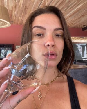 Colette Instagram - Jour 30 : Derniers “brunette” selfies. 

Oui oui je passe au blond ce soir après au moins 5 ans sans avoir touché à mes cheveux 😭😭😭😭 Est ce que c’est une bonne idée ? Je sais pas encore, mais il vous reste 2h pour m’en dissuader.