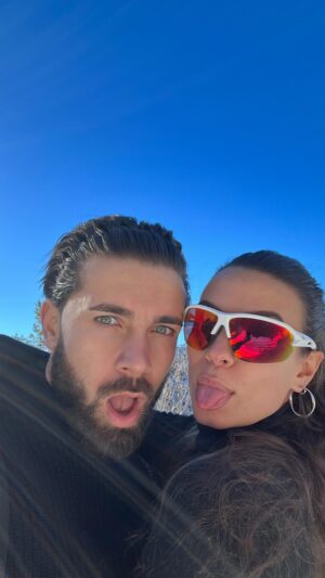 Colette Instagram - La saison du ski est officiellement ouverte🎿☃️ 
Petit résumé de notre séjour à la neige personnellement c’était ma première fois et j’ai tellement hâte d’y retourner❤️
Et toi l’hiver t’es plutôt vacances au soleil 🌞 ou à la neige ❄️ ?