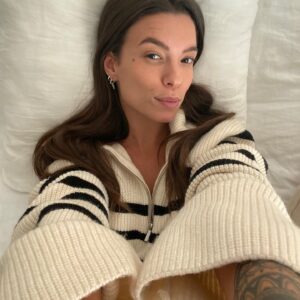 Colette Instagram - Les choses pour lesquelles je suis reconnaissante cette semaine : 

1-Ma mâchoire carrée (qui a la réf 😂 ?)
2- Vos messages de soutien par centaine 🤍
3- Ce délicieux dîner et cette sublime soirée chez @rosie.marseille (ça faisait 10 ans que j’étais pas sortie et ça m’a changé les idées).
4- Notre soirée d’Halloween en voiture, dans la forêt à regarder des films d’horreur 🎃 C’était atypique et trop cool. 
5- Mon retour à la salle (j’ai eu trop de travail la semaine passée et je n’avais pas pu y aller).
6- Cet être humain qui est un petit rayon de 🌞 quotidien. 
7- LE POINT FINAL DE MON LIVRE « Contrat de Couple » 📕