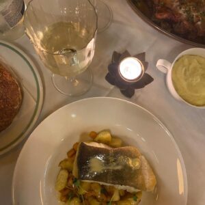 Colette Instagram - Les choses pour lesquelles je suis reconnaissante cette semaine : 

1-Ma mâchoire carrée (qui a la réf 😂 ?)
2- Vos messages de soutien par centaine 🤍
3- Ce délicieux dîner et cette sublime soirée chez @rosie.marseille (ça faisait 10 ans que j’étais pas sortie et ça m’a changé les idées).
4- Notre soirée d’Halloween en voiture, dans la forêt à regarder des films d’horreur 🎃 C’était atypique et trop cool. 
5- Mon retour à la salle (j’ai eu trop de travail la semaine passée et je n’avais pas pu y aller).
6- Cet être humain qui est un petit rayon de 🌞 quotidien. 
7- LE POINT FINAL DE MON LIVRE « Contrat de Couple » 📕