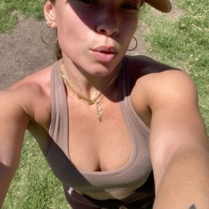 Colette Instagram - Jour 19 : LE SPORT C’EST MON ÉQUILIBRE. (alors voici un petit dump) 

D’ailleurs dites moi en commentaire qui va à la salle ? 

Même en Argentine j’ai décidé de pas lâcher, alors je fais mes séances la semaine, tous les jours et le week end j’en profite pour visiter le pays. Et puis même quand je visite je préfère marcher que prendre le taxi, j’aime randonner et me dépenser. 

Vous savez quand j’ai su que j’étais dedans ? Quand j’ai commencé à me faire une garde de robe pour aller à la salle. Ce jour là, ce jour là j’ai su que le sport et moi ce serait pour toujours.