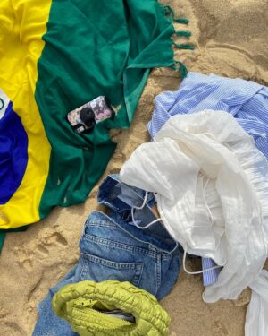 Colette Instagram - Jour 40 : Mon starter pack brésilien 🌴

Photo 1 - Le cliché par excellence 
Photo 2 - Kit de survie à la plage (paréo brésilien, chemise et appareil jetable)
Photo 3 - @havaianas (dites vous que TOUT le monde en a une paire)
Photo 4 - Crème solaire obligatoire (la 50 m’a pas empêchée de bronzer de fou)
Photo 5 - La Cachaça (et les caiiiipi)
Photo 6 - Les douches de plage d’Ipanema & Copacabana 
Photo 7 - Les fameux maillots brésiliens (j’en ai 200)
Photo 8 - Le carnaval (plus beau jour de ma vie)
Photo 9 - Les plages paradisiaques d’Ilha Grande 
Photo 10 - Les cocos à foison