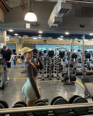 Colette Instagram - Jour 19 : LE SPORT C’EST MON ÉQUILIBRE. (alors voici un petit dump) 

D’ailleurs dites moi en commentaire qui va à la salle ? 

Même en Argentine j’ai décidé de pas lâcher, alors je fais mes séances la semaine, tous les jours et le week end j’en profite pour visiter le pays. Et puis même quand je visite je préfère marcher que prendre le taxi, j’aime randonner et me dépenser. 

Vous savez quand j’ai su que j’étais dedans ? Quand j’ai commencé à me faire une garde de robe pour aller à la salle. Ce jour là, ce jour là j’ai su que le sport et moi ce serait pour toujours.
