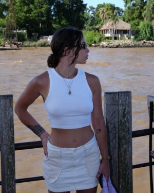 Colette Instagram - JOUR 15 : Excursion à Tigre

Dimanche, jour de repos pour toute la maison (oui oui on vit à 3, parfois à 4) il ne nous en fallait pas moins pour aller explorer un nouvel endroit de Buenos Aires. 
Notre choix s’est porté sur Tigre, une « province » à 45 minutes de Buenos Aires, au bord de l’eau. 

Nous avons flâné dans le port au milieu de l’immense marché (où vous pouvez littéralement trouver de tout : déco, bijoux, vêtements, food, maté, pierres) 

Puis apercevant de loin un parc d’attractions nous avons décidé de suivre la lumière et de nous diriger là bas, est ce que ce fut une bonne décision ? Il faudra regarder le réel de demain pour le savoir. 

Il était ensuite un peu tard, et nous n’avons pas eu le temps de parcourir en bateau les canaux de la ville (car tigre est un peu la Venise Argentine) alors nous nous sommes posés le long des rives pour boire un verre avant de rentrer.

Nous y retournerons assurément pour explorer l’endroit par bateau et pourquoi pas traverser jusqu’en Uruguay si possible. Mais cela sera le sujet d’un réel à part entière 🤍