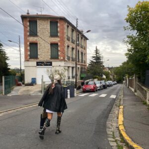 Colette Instagram - 📣 ANNONCE 10K 📣 CONCOURS TERMINÉ
Bon c’est vrai qu’on est plus proche des 15.000 que des 10.000 maintenant mais je tenais à vous remercier de votre soutien de tous les jours avec un cadeau particulièrement significatif pour moi 🤍

Vous savez, ou peut être pas que j’ai eu l’occasion de créer et de gérer ma propre marque de vêtements. Cela a été mon plus projet (et ma plus grosse déception à la fois) mais la bonne nouvelle dans tout ça c’est que je propose à 3 personnes de gagner la pièce de leur choix pour fêter la belle petit communauté que nous sommes. 

Pour cela : 
- Me suivre (le but c’est de remercier ceux qui sont présents et qui soutiennent) 🤍
- Taguer 2 personnes de votre choix. 

Je vous annoncerai les résultats en story et contacterai les gagnants du tirage le mercredi 31/10 (histoire que vous soyez de bonne humeur avant Halloween 🎃).

Sinon encore merci pour tout, vous êtes des pépites ♥️
