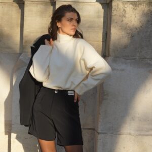 Colette Instagram - 📣 ANNONCE 10K 📣 CONCOURS TERMINÉ
Bon c’est vrai qu’on est plus proche des 15.000 que des 10.000 maintenant mais je tenais à vous remercier de votre soutien de tous les jours avec un cadeau particulièrement significatif pour moi 🤍

Vous savez, ou peut être pas que j’ai eu l’occasion de créer et de gérer ma propre marque de vêtements. Cela a été mon plus projet (et ma plus grosse déception à la fois) mais la bonne nouvelle dans tout ça c’est que je propose à 3 personnes de gagner la pièce de leur choix pour fêter la belle petit communauté que nous sommes. 

Pour cela : 
- Me suivre (le but c’est de remercier ceux qui sont présents et qui soutiennent) 🤍
- Taguer 2 personnes de votre choix. 

Je vous annoncerai les résultats en story et contacterai les gagnants du tirage le mercredi 31/10 (histoire que vous soyez de bonne humeur avant Halloween 🎃).

Sinon encore merci pour tout, vous êtes des pépites ♥️