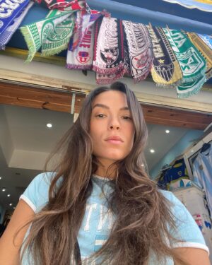 Colette Instagram - JOUR 12 : La boca ou le MEILLEUR quartier de Buenos Aires

Ce quartier est un incontournable de Buenos Aires. L’ambiance y est INCROYABLE. Le stade, des maillots de foot de partout, des fans de Maradona à tous les coins de rue, des petites boutiques colorés, de vrais artistes et même des saucisses qui grillent en plein air. 

Tous vos sens seront ultra sollicités, l’odeur qui plane dans les rues se mêlent à la musique ambiante. Vous serez émerveillés par les peintres qui sous vos yeux en direct s’affairent à capturer ces instants de vie. 

Je ne m’en lasserai jamais.