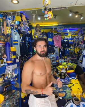 Colette Instagram - JOUR 12 : La boca ou le MEILLEUR quartier de Buenos Aires

Ce quartier est un incontournable de Buenos Aires. L’ambiance y est INCROYABLE. Le stade, des maillots de foot de partout, des fans de Maradona à tous les coins de rue, des petites boutiques colorés, de vrais artistes et même des saucisses qui grillent en plein air. 

Tous vos sens seront ultra sollicités, l’odeur qui plane dans les rues se mêlent à la musique ambiante. Vous serez émerveillés par les peintres qui sous vos yeux en direct s’affairent à capturer ces instants de vie. 

Je ne m’en lasserai jamais.