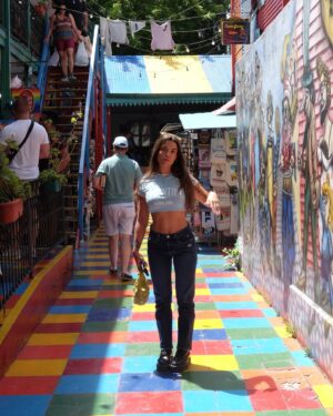 Colette Instagram - JOUR 12 : La boca ou le MEILLEUR quartier de Buenos Aires

Ce quartier est un incontournable de Buenos Aires. L’ambiance y est INCROYABLE. Le stade, des maillots de foot de partout, des fans de Maradona à tous les coins de rue, des petites boutiques colorés, de vrais artistes et même des saucisses qui grillent en plein air. 

Tous vos sens seront ultra sollicités, l’odeur qui plane dans les rues se mêlent à la musique ambiante. Vous serez émerveillés par les peintres qui sous vos yeux en direct s’affairent à capturer ces instants de vie. 

Je ne m’en lasserai jamais.