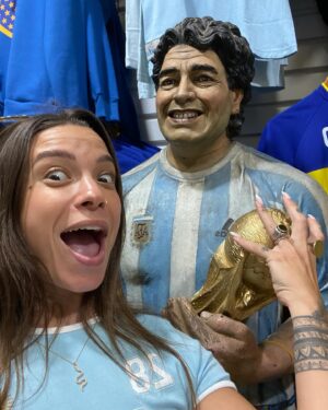 Colette Instagram - JOUR 12 : La boca ou le MEILLEUR quartier de Buenos Aires

Ce quartier est un incontournable de Buenos Aires. L’ambiance y est INCROYABLE. Le stade, des maillots de foot de partout, des fans de Maradona à tous les coins de rue, des petites boutiques colorés, de vrais artistes et même des saucisses qui grillent en plein air. 

Tous vos sens seront ultra sollicités, l’odeur qui plane dans les rues se mêlent à la musique ambiante. Vous serez émerveillés par les peintres qui sous vos yeux en direct s’affairent à capturer ces instants de vie. 

Je ne m’en lasserai jamais.