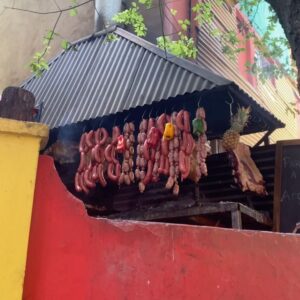 Colette Instagram - JOUR 12 : La boca ou le MEILLEUR quartier de Buenos Aires

Ce quartier est un incontournable de Buenos Aires. L’ambiance y est INCROYABLE. Le stade, des maillots de foot de partout, des fans de Maradona à tous les coins de rue, des petites boutiques colorés, de vrais artistes et même des saucisses qui grillent en plein air. 

Tous vos sens seront ultra sollicités, l’odeur qui plane dans les rues se mêlent à la musique ambiante. Vous serez émerveillés par les peintres qui sous vos yeux en direct s’affairent à capturer ces instants de vie. 

Je ne m’en lasserai jamais.