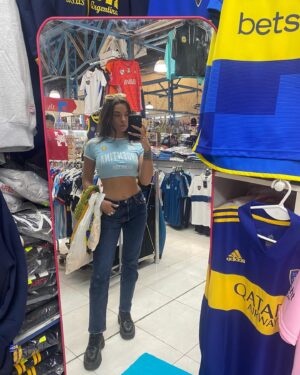 Colette Instagram - JOUR 12 : La boca ou le MEILLEUR quartier de Buenos Aires

Ce quartier est un incontournable de Buenos Aires. L’ambiance y est INCROYABLE. Le stade, des maillots de foot de partout, des fans de Maradona à tous les coins de rue, des petites boutiques colorés, de vrais artistes et même des saucisses qui grillent en plein air. 

Tous vos sens seront ultra sollicités, l’odeur qui plane dans les rues se mêlent à la musique ambiante. Vous serez émerveillés par les peintres qui sous vos yeux en direct s’affairent à capturer ces instants de vie. 

Je ne m’en lasserai jamais.
