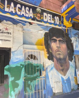 Colette Instagram - JOUR 12 : La boca ou le MEILLEUR quartier de Buenos Aires

Ce quartier est un incontournable de Buenos Aires. L’ambiance y est INCROYABLE. Le stade, des maillots de foot de partout, des fans de Maradona à tous les coins de rue, des petites boutiques colorés, de vrais artistes et même des saucisses qui grillent en plein air. 

Tous vos sens seront ultra sollicités, l’odeur qui plane dans les rues se mêlent à la musique ambiante. Vous serez émerveillés par les peintres qui sous vos yeux en direct s’affairent à capturer ces instants de vie. 

Je ne m’en lasserai jamais.