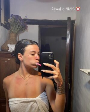 Colette Instagram - JOUR 9 : Lever du soleil au Salinas Grandes 

Départ à 04h45 depuis Tilcara pour Las Salinas Grandes. 
Après 1h45 de route, nous arrivons dans le désert pile poil au moment où le soleil a décidé de pointer le bout de son nez. Il n’y a personne d’autres que nous. 

Nous nous posons ensuite tranquillement et attendons 09h du matin l’arrivée des guides et l’ouverture officielle pour faire un tour en voiture. C’est la que nous découvrons les étendues d’eau au milieu du désert (dans les plus grandes se reflètent le ciel et les montagnes comme dans un miroir). 

Le soleil frappe fort, très fort et la réverbération est hyper présente, mais la visite vaut le détour. C’est à faire dans une vie et qui plus est à faire de bon matin, seul au milieu du désert, car il semble vous appartenir 🤍