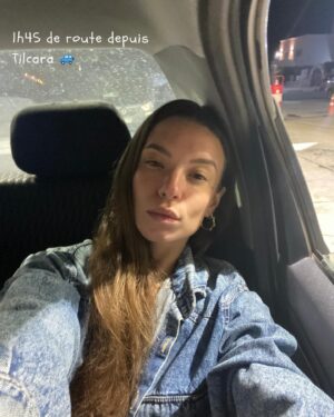 Colette Instagram - JOUR 9 : Lever du soleil au Salinas Grandes 

Départ à 04h45 depuis Tilcara pour Las Salinas Grandes. 
Après 1h45 de route, nous arrivons dans le désert pile poil au moment où le soleil a décidé de pointer le bout de son nez. Il n’y a personne d’autres que nous. 

Nous nous posons ensuite tranquillement et attendons 09h du matin l’arrivée des guides et l’ouverture officielle pour faire un tour en voiture. C’est la que nous découvrons les étendues d’eau au milieu du désert (dans les plus grandes se reflètent le ciel et les montagnes comme dans un miroir). 

Le soleil frappe fort, très fort et la réverbération est hyper présente, mais la visite vaut le détour. C’est à faire dans une vie et qui plus est à faire de bon matin, seul au milieu du désert, car il semble vous appartenir 🤍
