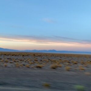 Colette Instagram - JOUR 9 : Lever du soleil au Salinas Grandes 

Départ à 04h45 depuis Tilcara pour Las Salinas Grandes. 
Après 1h45 de route, nous arrivons dans le désert pile poil au moment où le soleil a décidé de pointer le bout de son nez. Il n’y a personne d’autres que nous. 

Nous nous posons ensuite tranquillement et attendons 09h du matin l’arrivée des guides et l’ouverture officielle pour faire un tour en voiture. C’est la que nous découvrons les étendues d’eau au milieu du désert (dans les plus grandes se reflètent le ciel et les montagnes comme dans un miroir). 

Le soleil frappe fort, très fort et la réverbération est hyper présente, mais la visite vaut le détour. C’est à faire dans une vie et qui plus est à faire de bon matin, seul au milieu du désert, car il semble vous appartenir 🤍