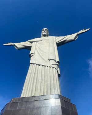 Colette Instagram - Jour 36 : Le Corcovado sous toutes ses formes.

Pour la petite histoire Cor co Vado signifie “Cœur, ou vais je ?”. On a eu la chance de le voir par tous les temps et sous tous les angles. On a de plus pris le tout premier train afin de ne pas avoir la foule et ça valait le coup de se lever ✨