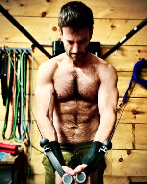 Colin Donnell Instagram - I’m not #becomingwolverineagain, primarily because I’ve never actually played Wolverine BUT I am enjoying putting in some* work and getting into probably the best shape of my life at 40 years old and, welp, I’m pretty proud ¯\_(ツ)_/¯. 

*a lot

Tagged some accounts that have been great follows and helped me along.

Probably gonna delete this. 

#fitover40 #fitness #kettlebells #dadbod