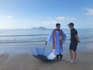 Colin Donnell Instagram - It’s cold out here, warm up with us on the beach! Have you watched #Irreverent on @peacocktv or @netflixanz yet? Lemme know 👇
