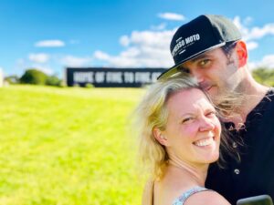 Colin Donnell Instagram - A very Happy Mother’s Day @pattimurin ❤️! Cecily and Lorelai couldn’t be luckier to have such a loving, smart, funny, patient, kind, book loving, all around badass Mama.

I know you wanted a goat but i hope you’re ok with a reminder you hung out with Kangaroos!

We love you! ❤️ 💥