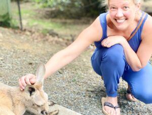 Colin Donnell Instagram - A very Happy Mother’s Day @pattimurin ❤️! Cecily and Lorelai couldn’t be luckier to have such a loving, smart, funny, patient, kind, book loving, all around badass Mama.

I know you wanted a goat but i hope you’re ok with a reminder you hung out with Kangaroos!

We love you! ❤️ 💥