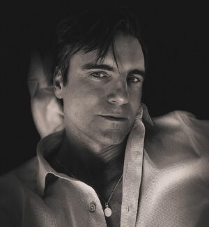 Colin Egglesfield Instagram - You use a glass mirror to see your face. You use works of art to see your soul.
– George Bernard Shaw
💫
#agileartist