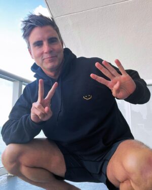 Colin Egglesfield Instagram - Happy 2024 all!! Let’s make it a year to remember!
💫🎉✨💥🚀
Keep it Smürky!
#smurk #smurk.fun