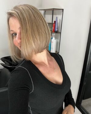 Collette Wolfe Instagram - Thanks @weightsnbobbypins for my new do!  And @little.mama.a for spending day with me. ✨💇‍♀️💇‍♀️💇‍♀️💇‍♀️
