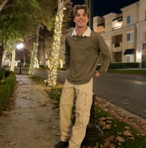 Connor Finnerty Instagram - Merry Christmas! 🎄(enjoy the throwback on the last slide)