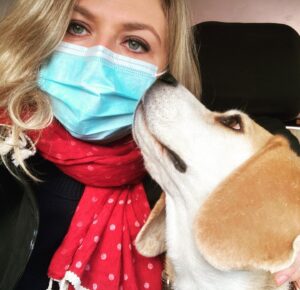 Constance Pittard Instagram - Josette un peu inquiète pour cette moitié de mon visage disparu 😟