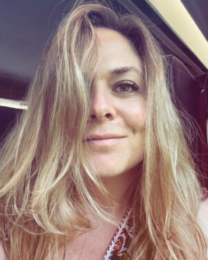 Constance Pittard Instagram - Tu sais quoi Lyon? Je viens de faire un petit dodo dans le train alors prépare toi pour ce soir et demain car je compte bien envoyer de la cacahouète pour mes deux dernières dates de rodage !!!!!!