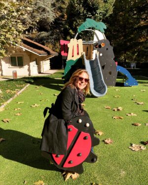 Constance Pittard Instagram - Pensée du dimanche: oui il faut garder son âme d’enfant MAIS y’a quand même un moment où ton cul ne passe plus dans la coccinelle 🐞😅🙃