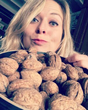 Constance Pittard Instagram - On se retrouve sur France Inter dans Par Jupiter à 17h pour des blagues à la noix ? #humourlocaldesaison
