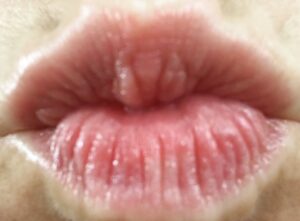 Constance Pittard Instagram - G voulu envoyer un bisou et je me rends compte qu’on dirait un anus… du coup je n’arrive pas à savoir si cette photo est obscène ou pas…