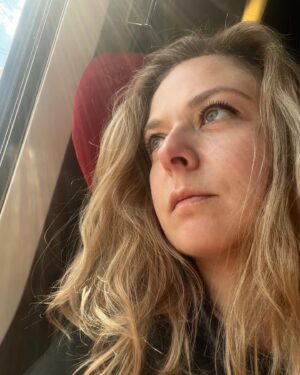 Constance Pittard Instagram - Discussion directe avec Dieu pendant que tu vérifies que je n’ai pas de crotte de nez