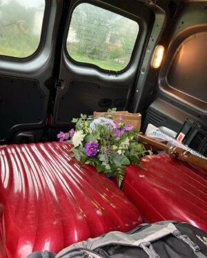 Constance Pittard Instagram - Quand tu repars avec des fleurs et que ton chargement de Kangoo fait corbillard ⚰️