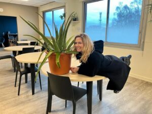 Constance Pittard Instagram - Hier j’ai passé la journée et la soirée au centre hospitalier psychiatrique Guillaume Renier pour parler du Burn out. La journée fut intense et extrêmement enrichissante. Comme il est bon de rencontrer des acteurs totalement investis par cette missions. 
Je leur ai confié Jean Feuille, pour qu’il veille sur les soignants et les patients 🪴❤️