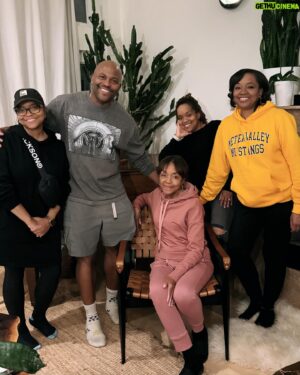 Coodie Simmons Instagram - Happy Thanksgiving & Black Friday, I mean Black Family Day!  The last post was me at the table with my vegan plate. 😂 I thank GOD everyday for my family & friends!  Lets all pray for peace and love all over the world! 🙏🏾💙💙🙏🏾💙🙏🏾